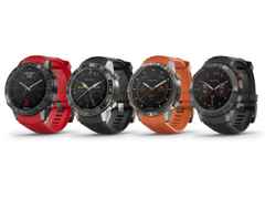 Garmin MARQ Aviator digital  Performance Edition schwarzes Silikonband – Herrenuhren Uhr Multifunktion aus Titan. Das Gehäuse ist rund und grau. Das Kautschuk / Kunststoff / Silikon Armband ist schwarz. Das Zifferblatt ist digital und schwarz. – Ansicht 4