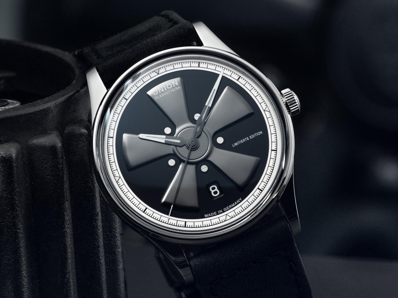 Union Glashütte Noramis Datum Petro Surf 2026 Limitierte Edition Automatik Edelstahl 40mm Felgendesign Zifferblatt schwarzes Lederband – Herrenuhren Uhr mit Datum aus Edelstahl und Leder. Das Gehäuse ist rund und silber. Das Lederarmband ist schwarz. Das Zifferblatt ist ohne Zeichen und schwarz. – Ansicht 4