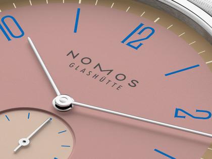 Nomos Glashütte Tangente 38 Datum "175 Years Watchmaking - Pompadour" Handaufzug Edelstahl rosa Zifferblatt graues Textilband Glasboden – Herrenuhren Uhr mit Datum aus Edelstahl. Das Gehäuse ist rund und silber. Das Textilarmband ist grau. Das Zifferblatt ist arabisch Index und rosa. – Ansicht 6