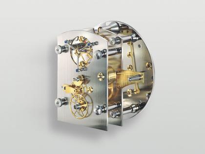 Erwin Sattler Präzisionspendeluhr Wanduhr Classica Secunda 1995 schwarz – Großuhren Wanduhr aus . Das Gehäuse ist rechteckig und schwarz. Das Zifferblatt ist arabisch Index und silber. – Ansicht 3