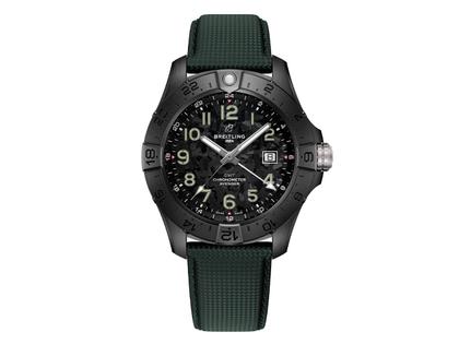 Breitling Avenger Automatic GMT 44 Night Mission Keramik 44mm schwarzes Carbon Zifferblatt grünes Lederband – Herrenuhren Uhr mit Datum aus Carbon, Keramik und Titan. Das Gehäuse ist rund und schwarz. Das Lederarmband ist grün. Das Zifferblatt ist ein Index in schwarz.