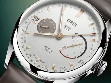 Oris Artelier Calibre 113 Handaufzug Edelstahl 43mm weißes Zifferblatt braunes Lederband – Herrenuhren Uhr mit Kalender aus Edelstahl und Leder. Das Gehäuse ist rund und silber. Das Lederarmband ist braun. Das Zifferblatt ist ein Index in weiß. – Ansicht 2