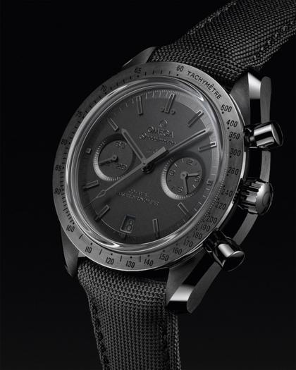 Omega Speedmaster Dark Side of the Moon Chronograph Automatik Keramik 44mm schwarzes Zifferblatt schwarzes Textilband – Herrenuhren Chronograph aus Keramik. Das Gehäuse ist rund und schwarz. Das Textilarmband ist schwarz. Das Zifferblatt ist ein Index in schwarz. – Ansicht 3