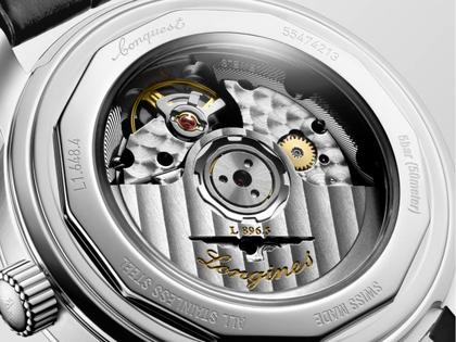 Longines Conquest Heritage Central Power Reserve Automatik Edelstahl 38mm schwarzes Zifferblatt schwarzes Lederband – Herrenuhren Uhr mit Datum aus Edelstahl und Leder. Das Gehäuse ist rund und silber. Das Lederarmband Kroko / Alligator ist schwarz. Das Zifferblatt ist ein Index in schwarz. – Ansicht 5