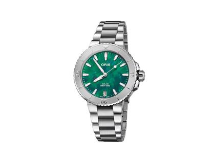 Damenuhren Uhr mit Datum aus Edelstahl. Das Gehäuse ist rund und silber. Das Edelstahlarmband ist silber. Das Zifferblatt ist ein Index in grün.