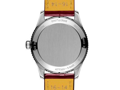 Breitling Navitimer 32 Quarz Edelstahl weißes Perlmutt-Zifferblatt bordeauxrotes Lederband – Damenuhren Uhr ohne Datum aus Edelstahl und Leder. Das Gehäuse ist rund und silber. Das Lederarmband Kroko / Alligator ist rot. Das Zifferblatt ist arabisch Index und weiß. – Ansicht 2