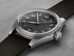 Oris ProPilot Date Automatik Edelstahl 41mm schwarzes Zifferblatt schwarzes Lederband – Herrenuhren Uhr mit Datum aus Edelstahl und Leder. Das Gehäuse ist rund und silber. Das Lederarmband ist schwarz. Das Zifferblatt ist arabisch und schwarz. – Ansicht 5