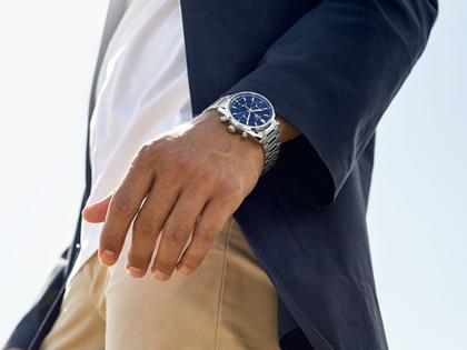 TAG Heuer Carrera Chronograph Automatik Edelstahl 42mm blaues Zifferblatt Metallband – Herrenuhren Chronograph aus Edelstahl und Keramik. Das Gehäuse ist rund und silber. Das Edelstahlarmband ist silber. Das Zifferblatt ist ein Index in blau. – Ansicht 3