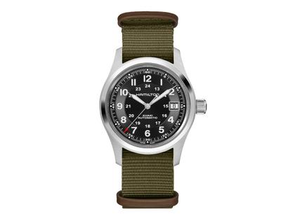 Herrenuhren Uhr mit Datum aus Edelstahl und Leder. Das Gehäuse ist rund und silber. Das Textilarmband ist grün. Das Zifferblatt ist arabisch und schwarz.