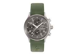 Sinn Spezialuhren 358 Sa Flieger DS Chronograph Automatik Edelstahl 42mm graues Zifferblatt grünes Kautschukband – Herrenuhren Chronograph aus Edelstahl. Das Gehäuse ist rund und silber. Das Kautschuk / Kunststoff / Silikon Armband ist grün. Das Zifferblatt ist arabisch Index und grau.
