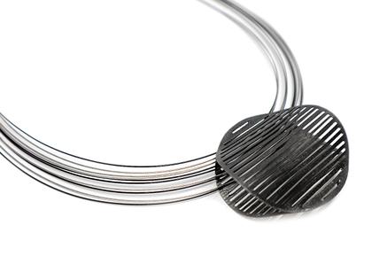 Maria Rzewuska SBA Collier mit Anhänger Silber oxidiert zweiseitig – Halsschmuck Collier in schwarz und aus 925 Silber.