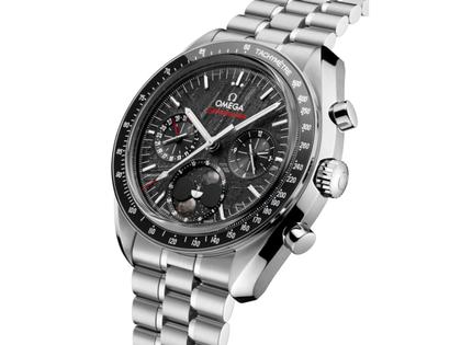 Omega Speedmaster Mondphase Chronograph Handaufzug Edelstahl 43mm graues Zifferblatt Metallband – Herrenuhren Chronograph aus Edelstahl und Titan. Das Gehäuse ist rund und silber. Das Edelstahlarmband ist silber. Das Zifferblatt ist ein Index in grau. – Ansicht 2