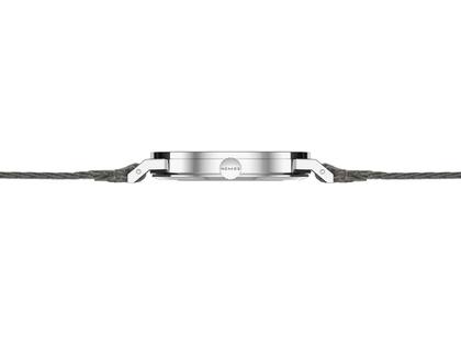 Nomos Glashütte Tangente 38 Datum "175 Years Watchmaking - Schlossgrün" Handaufzug Edelstahl grünes Zifferblatt graues Textilband Glasboden – Herrenuhren Uhr mit Datum aus Edelstahl. Das Gehäuse ist rund und silber. Das Textilarmband ist grau. Das Zifferblatt ist arabisch Index und grün. – Ansicht 3