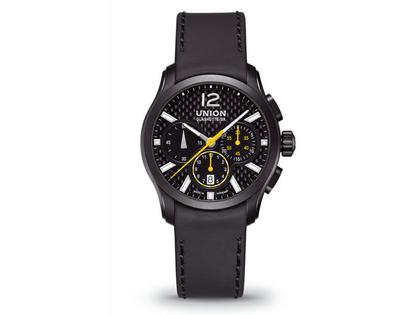 Herrenuhren Chronograph aus Edelstahl und Kautschuk. Das Gehäuse ist rund und schwarz. Das Kautschuk / Kunststoff / Silikon Armband ist schwarz. Das Zifferblatt ist ein Index in schwarz.