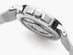 Nomos Glashütte Ahoi neomatik Signalweiß Automatik Edelstahl 36mm weißes Zifferblatt graues Textilband – Damenuhren Uhr ohne Datum aus Edelstahl. Das Gehäuse ist rund und silber. Das Textilarmband ist grau. Das Zifferblatt ist arabisch Index und weiß. – Ansicht 4