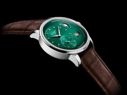 Glashütte Original PanoMaticLunar Automatik Edelstahl 40mm grünes Zifferblatt braunes Lederband – Herrenuhren Uhr mit Datum aus Edelstahl. Das Gehäuse ist rund und silber. Das Lederarmband Kroko / Alligator ist braun. Das Zifferblatt ist ein Index in grün. – Ansicht 4