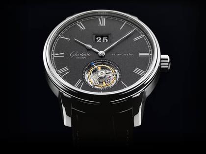 Glashütte Original Senator Tourbillon Automatik Weißgold 42mm schwarzes Zifferblatt graues Lederband – Herrenuhren Uhr mit Datum aus 750 Weißgold. Das Gehäuse ist rund und silber. Das Lederarmband Kroko / Alligator ist grau. Das Zifferblatt ist römisch und grau. – Ansicht 3