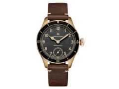 Hamilton Khaki Aviation Pilot Pioneer Mechanical Handaufzug Bronze 43mm schwarzes Zifferblatt braunes Lederband – Herrenuhren Uhr ohne Datum aus Bronze und Leder. Das Gehäuse ist rund und gelbgold. Das Lederarmband ist braun. Das Zifferblatt ist arabisch und schwarz.