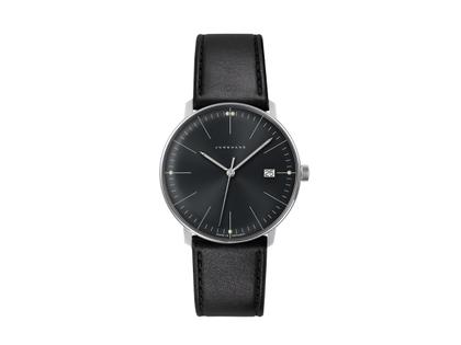 Junghans Max Bill Quarz Edelstahl 38mm schwarzes Zifferblatt schwarzes Lederband – Herrenuhren Uhr mit Datum aus Edelstahl und Leder. Das Gehäuse ist rund und silber. Das Lederarmband ist schwarz. Das Zifferblatt ist ein Index in schwarz.