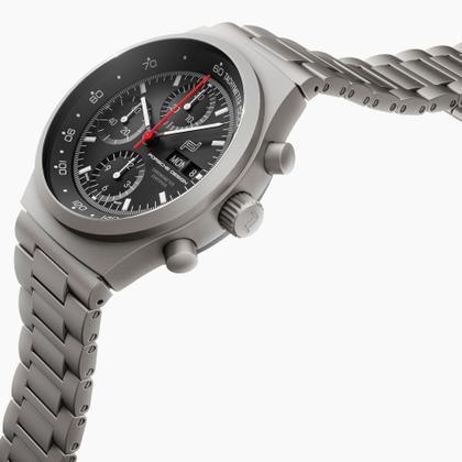 Porsche Design Chronograph 1 - All Titanium Numbered Edition – Herrenuhren Chronograph aus Edelstahl und PVD beschichtet. Das Gehäuse ist rund und silber. Das Titanarmband ist silber. Das Zifferblatt ist ein Index in schwarz. – Ansicht 2