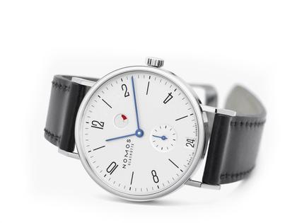 Nomos Glashütte Tangente 35 Datum Gangreserve Handaufzug Edelstahl 35mm weißes Zifferblatt schwarzes Lederband Glasboden – Herrenuhren Uhr mit Datum aus Edelstahl und Leder. Das Gehäuse ist rund und silber. Das Lederarmband ist schwarz. Das Zifferblatt ist arabisch Index und silber. – Ansicht 3