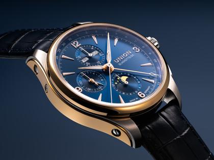 Union Glashütte Belisar Chronograph Mondphase Automatik Edelstahl 42mm blaues Zifferblatt blaues Lederband – Herrenuhren Chronograph aus 750 Rotgold, Edelstahl und Leder. Das Gehäuse ist rund und silber. Das Lederarmband ist blau. Das Zifferblatt ist arabisch Index und blau. – Ansicht 2