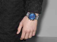 Gucci Interlocking Chronograph Quarz Edelstahl 41mm blaues Zifferblatt Metallband YA142317 – Herrenuhren Chronograph aus Edelstahl und Keramik. Das Gehäuse ist rund und silber. Das Edelstahlarmband ist silber. Das Zifferblatt ist ein Index in blau. – Ansicht 4