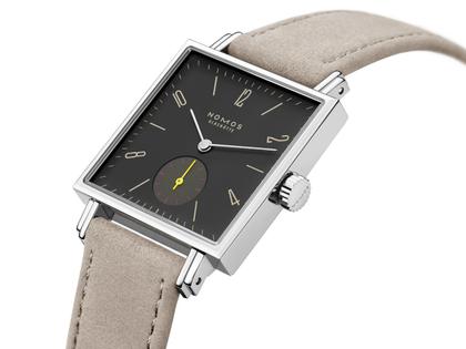 Nomos Glashütte Tetra Origins Basalt Handaufzug Edelstahl 29,5mm schwarzes Zifferblatt graues Lederband Stahlboden – Damenuhren Uhr ohne Datum aus Edelstahl und Leder. Das Gehäuse ist quadratisch und silber. Das Lederarmband ist grau. Das Zifferblatt ist arabisch Index und schwarz. – Ansicht 4