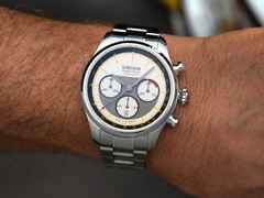 Union Glashütte Belisar Chronograph Silvretta Classic 2026 Limitierte Edition Automatik Edelstahl 44mm beiges Zifferblatt gelbes Textilband schwarzes Lederband und Metallband – Herrenuhren Chronograph aus Edelstahl und Leder. Das Gehäuse ist rund und silber. Das Textilarmband ist gelb. Das Zifferblatt ist ein Index in beige. – Ansicht 5