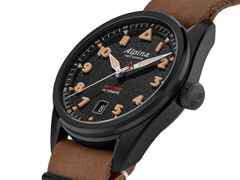 Alpina Startimer Pilot Automatik Edelstahl Schwarz-PVD 40mm schwarzes Zifferblatt braunes Lederband – Herrenuhren Uhr mit Datum aus Edelstahl und PVD beschichtet. Das Gehäuse ist rund und schwarz. Das Lederarmband ist braun. Das Zifferblatt ist arabisch Index und schwarz. – Ansicht 2