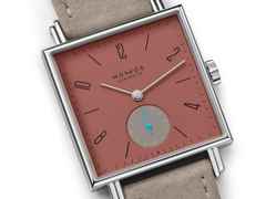 Nomos Glashütte Tetra Origins Terra Handaufzug Edelstahl 29,5mm rotes Zifferblatt graues Lederband Glasboden – Damenuhren Uhr ohne Datum aus Edelstahl und Leder. Das Gehäuse ist quadratisch und silber. Das Lederarmband ist grau. Das Zifferblatt ist arabisch Index und rot. – Ansicht 5