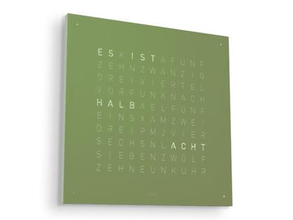 Qlocktwo Earth 45 Color Edition Olive Green – Großuhren Wanduhr aus Edelstahl, Holz und Metall. Das Gehäuse ist quadratisch und schwarz. Das Zifferblatt ist digital und grün.