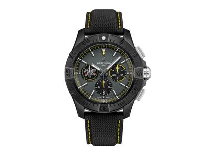 Breitling Avenger B01 Chronograph 44 Night Mission USN Bloodhounds Automatik Keramik schwarzes Zifferblatt schwarzes Lederband – Herrenuhren Chronograph aus Carbon und Titan. Das Gehäuse ist rund und schwarz. Das Lederarmband ist anthrazit. Das Zifferblatt ist ein Index in schwarz.