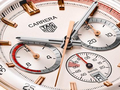 TAG Heuer Carrera Chronosprint x Porsche Automatik Roségold 42mm beiges Zifferblatt braunes Lederband – Herrenuhren Chronograph aus 750 Rotgold. Das Gehäuse ist rund und roségold. Das Lederarmband ist braun. Das Zifferblatt ist ein Index in beige. – Ansicht 3