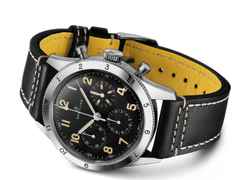 Breitling Avi Ref. 765 1953 Re-Edition Handaufzug Edelstahl 41mm schwarzes Zifferblatt schwarzes Lederbnad – Herrenuhren Chronograph aus Edelstahl. Das Gehäuse ist rund und silber. Das Lederarmband ist schwarz. Das Zifferblatt ist arabisch Index und schwarz. – Ansicht 3