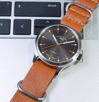 Mühle Glashütte Panova Grau Automatik Edelstahl 40mm braunes Lederband – Herrenuhren Uhr ohne Datum aus Edelstahl und Leder. Das Gehäuse ist rund und silber. Das Lederarmband ist braun. Das Zifferblatt ist ein Index in grau. – Ansicht 4