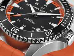 Hamilton Khaki Navy Scuba Auto Edelstahl 40mm schwarzes Zifferblatt orangenes Kautschukband – Herrenuhren Uhr mit Datum aus Edelstahl und Kautschuk. Das Gehäuse ist rund und silber. Das Kautschuk / Kunststoff / Silikon Armband ist orange. Das Zifferblatt ist arabisch Index und schwarz. – Ansicht 4