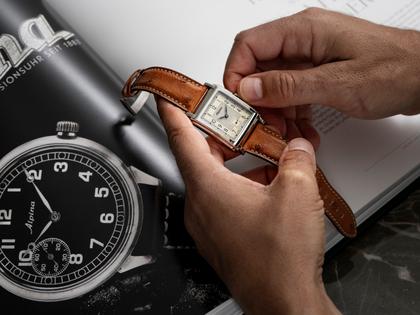 Alpina Alpiner Heritage Carrée Automatic 140 Years Edelstahl 32,5x39mm beiges Zifferblatt braunes Lederband – Herrenuhren Uhr ohne Datum aus Edelstahl und Leder. Das Gehäuse ist rechteckig und silber. Das Lederarmband Strauß ist braun. Das Zifferblatt ist arabisch und beige. – Ansicht 5