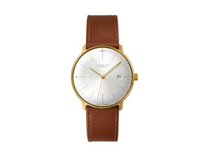 Junghans Max Bill Automatic Edelstahl PVD-Gelbgold 38mm silbernes Zifferblatt braunes Lederband – Herrenuhren Uhr mit Datum aus Edelstahl. Das Gehäuse ist rund und gelbgold. Das Lederarmband ist braun. Das Zifferblatt ist ein Index in silber.