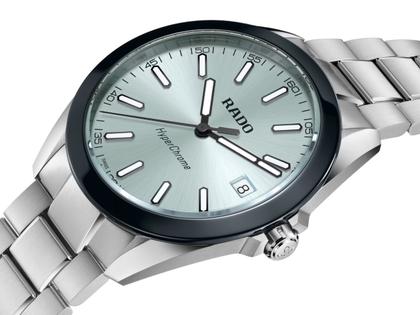 Rado HyperChrome Quarz Edelstahl 41,5mm blaues Zifferblatt Metallband – Herrenuhren Uhr mit Datum aus Edelstahl und Keramik. Das Gehäuse ist rund und silber. Das Edelstahlarmband ist silber. Das Zifferblatt ist ein Index in blau. – Ansicht 2