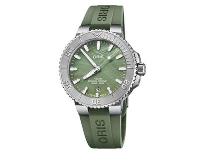 Oris Aquis Date New York Harbor Limited Edition 41,5mm Automatik Edelstahl Perlmutt Kautschukband grün – Herrenuhren Uhr mit Datum aus Edelstahl und Kautschuk. Das Gehäuse ist rund und silber. Das Kautschuk / Kunststoff / Silikon Armband ist grün. Das Zifferblatt ist ein Index in grün.