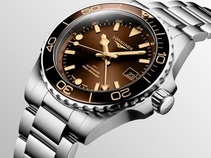 Longines HydroConquest GMT Automatik Edelstahl 41mm braunes Zifferblatt Metallband – Herrenuhren Uhr mit Datum aus Edelstahl und Keramik. Das Gehäuse ist rund und silber. Das Edelstahlarmband ist silber. Das Zifferblatt ist ein Index in braun. – Ansicht 2