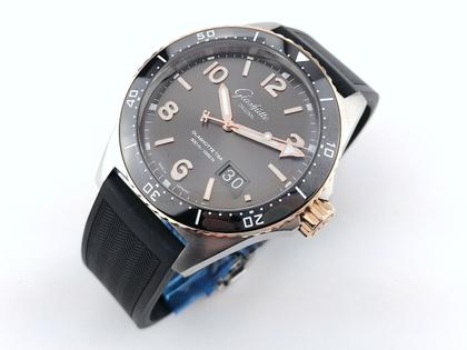 Glashütte Original SeaQ Panoramadatum Automatik Edelstahl und Rotgold 43mm Kautschukband 1-36-13-04-91-33 Full Set, Service 2026 mit Garantie Occasion Refurbished – Herrenuhren Uhr mit Datum aus 750 Rotgold, Edelstahl und Keramik. Das Gehäuse ist rund und silber-rotgold. Das Kautschuk / Kunststoff / Silikon Armband ist schwarz. Das Zifferblatt ist arabisch Index und schwarz. – Ansicht 4