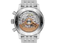 Breitling Navitimer B19 Chronograph 43 Perpetual Calendar Automatik Edelstahl graues Zifferblatt Metallband – Herrenuhren Chronograph aus 950 Platin und Edelstahl. Das Gehäuse ist rund und silber. Das Edelstahlarmband ist silber. Das Zifferblatt ist ein Index in grau. – Ansicht 2