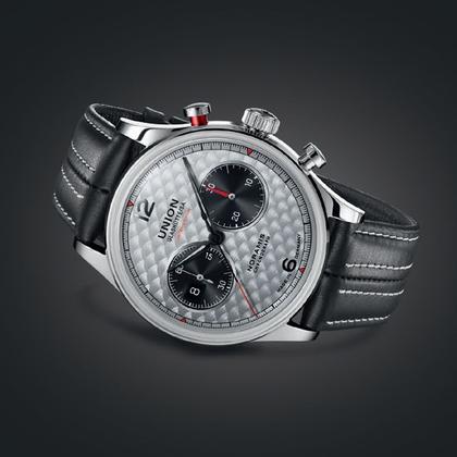 Union Glashütte Noramis Chronograph Sachsen Classic 2025 Limited Edition Automatik Edelstahl 42mm silberfarbenes Zifferblatt schwarzes Lederband – Herrenuhren Chronograph aus Edelstahl und Leder. Das Gehäuse ist rund und silber. Das Lederarmband ist schwarz. Das Zifferblatt ist arabisch Index und silber. – Ansicht 12