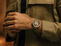 Rado Captain Cook High-Tech Ceramic Skeleton Automatik Keramik 43mm graues Zifferblatt olivgrünes Keramikband – Herrenuhren Uhr ohne Datum aus Edelstahl, Keramik, PVD beschichtet und Titan. Das Gehäuse ist rund und grau. Das Keramikarmband ist grau. Das Zifferblatt ist ein Index in grau. – Ansicht 6