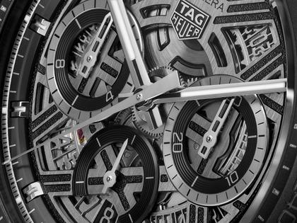 TAG Heuer Carrera Chronograph Extreme Sport Automatik Titan Schwarz-DLC 44mm skelettiertes Zifferblatt schwarzes Kautschukband – Herrenuhren Chronograph aus DLC beschichtet und Titan. Das Gehäuse ist rund und schwarz. Das Kautschuk / Kunststoff / Silikon Armband ist schwarz. Das Zifferblatt ist ein Index in schwarz. – Ansicht 4