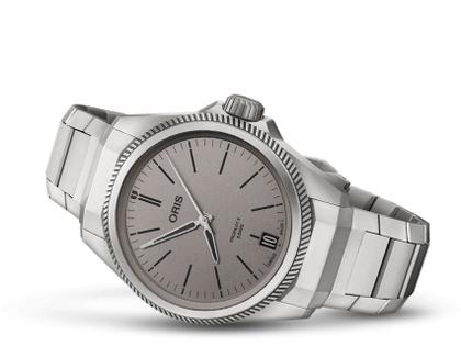 Oris Pro Pilot X Calibre 400 Automatik Titan 39mm graues Zifferblatt Metallband – Herrenuhren Uhr mit Datum aus Titan. Das Gehäuse ist rund und silber. Das Titanarmband ist silber. Das Zifferblatt ist ein Index in grau. – Ansicht 6