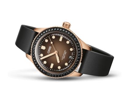 Oris Divers Sixty-Five 36 Bronze Herzog Loibner Limited Edition – Herrenuhren Uhr mit Datum aus Edelstahl. Das Gehäuse ist rund und silber. Das Lederarmband ist schwarz. Das Zifferblatt ist ein Index in braun. – Ansicht 2