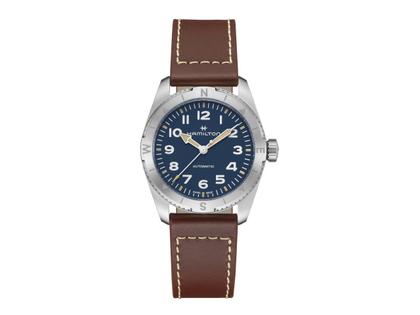 Hamilton Khaki Field Expedition Automatik Edelstahl 37mm dunkelblaues Zifferblatt braunes Lederband – Herrenuhren Uhr ohne Datum aus Edelstahl und Leder. Das Gehäuse ist rund und silber. Das Edelstahlarmband ist braun. Das Zifferblatt ist arabisch und blau.